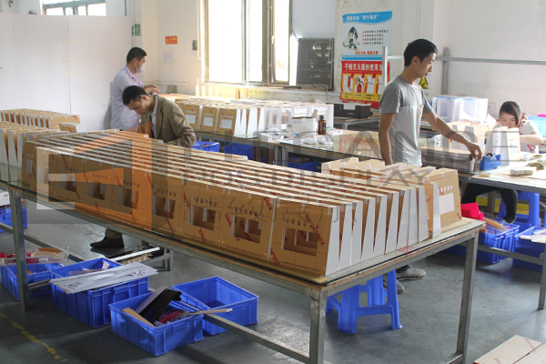 亞克力唇膏展示架生產(chǎn)中