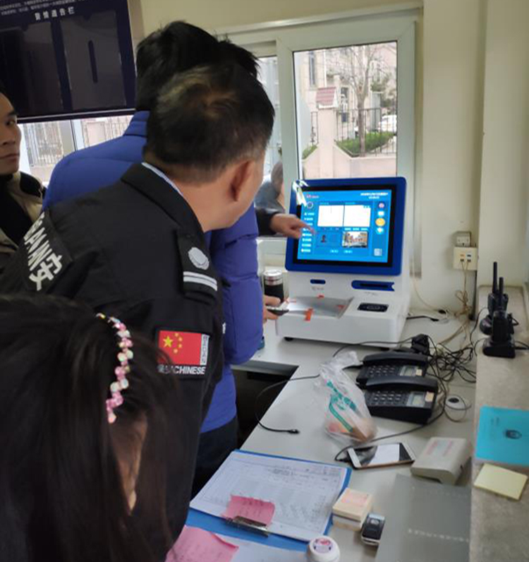 在小區(qū)出入時(shí)，悅訪客，訪客機(jī)登記訪客信息跟手工登記哪個(gè)好?